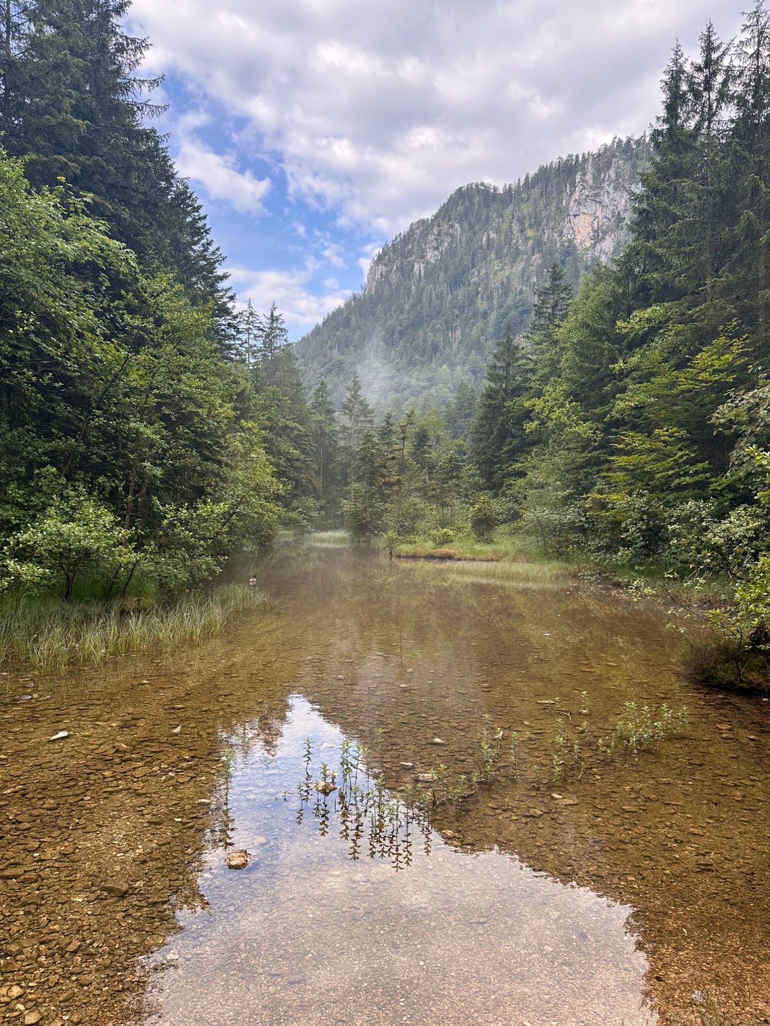 Glasklares Wasser unter den Felswänden — kurze Verschnaufpause im Gebirge.