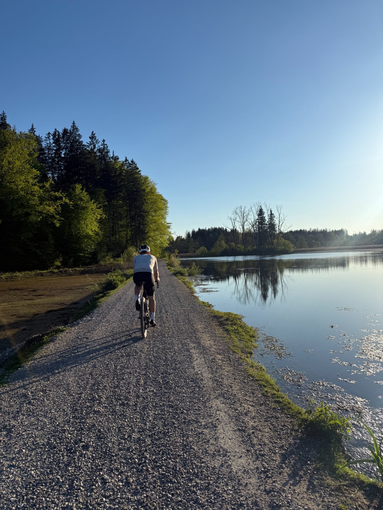 Früh am Morgen am stillen Wasser — die ersten Kilometer, um in den Tritt zu kommen.
