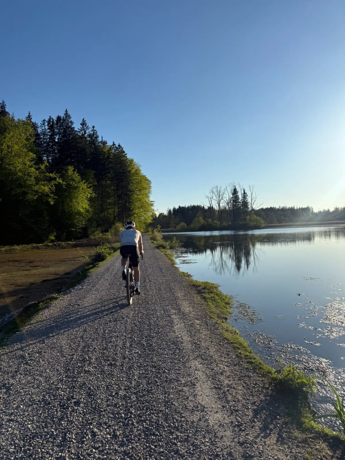 Früh am Morgen am stillen Wasser — die ersten Kilometer, um in den Tritt zu kommen.