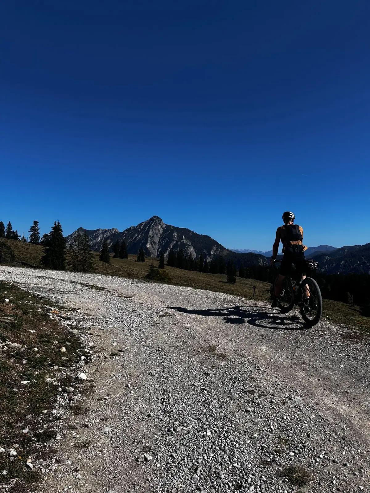 Kurzer Halt auf der Alm, darüber ein wolkenloser Himmel.