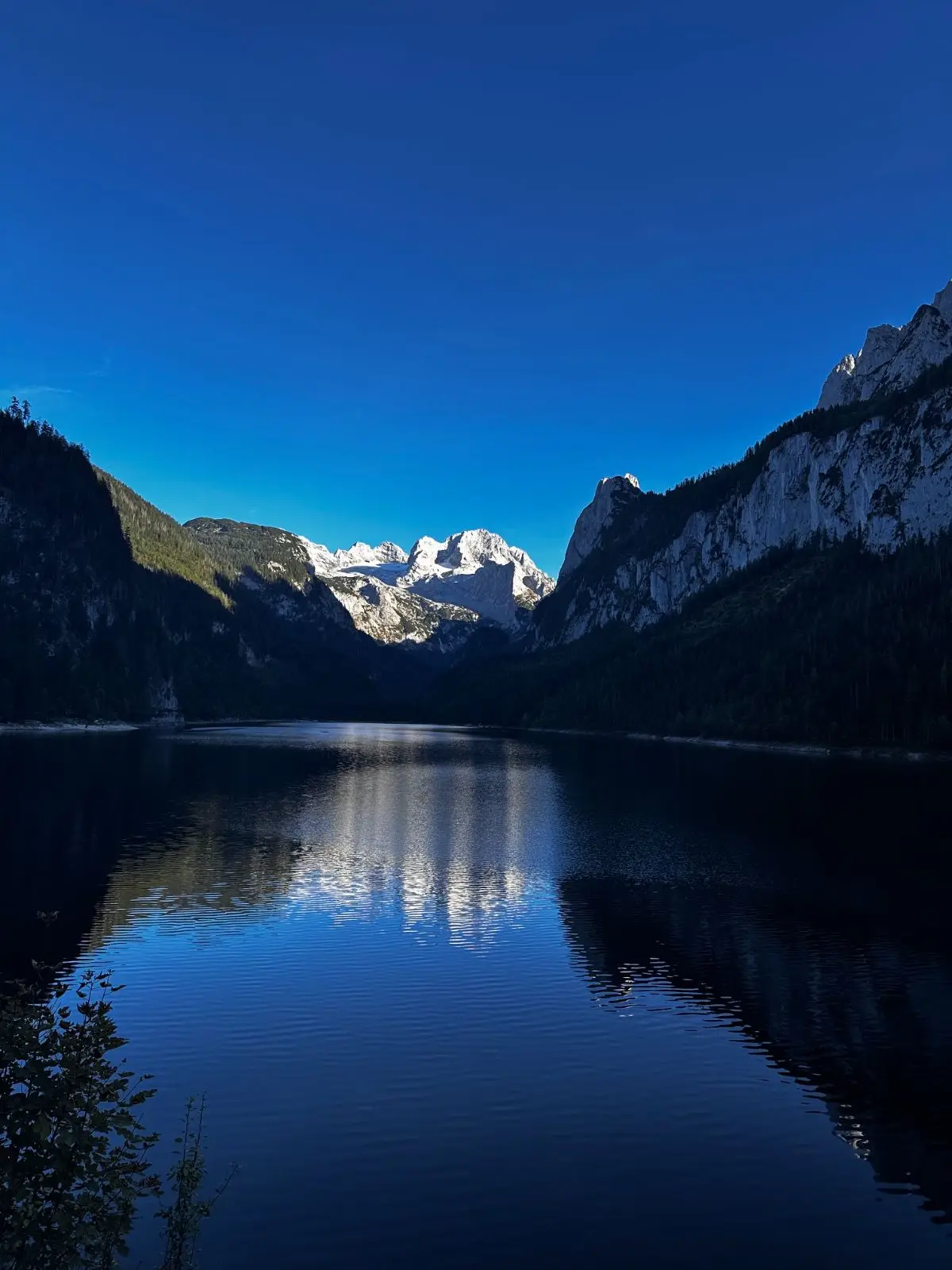 Abendlicht am Gosausee, dahinter der Dachstein.