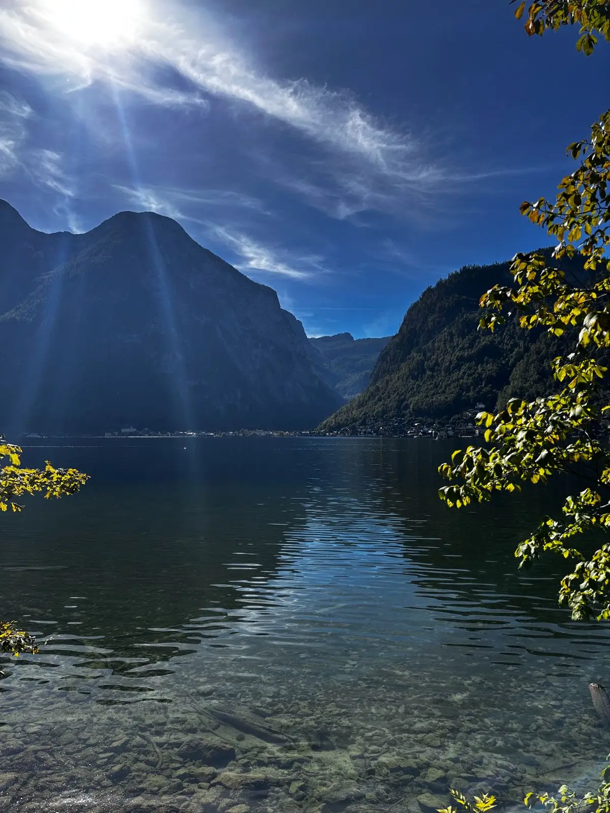 Der Hallstätter See, am Ufer gegenüber der Ort Hallstatt.