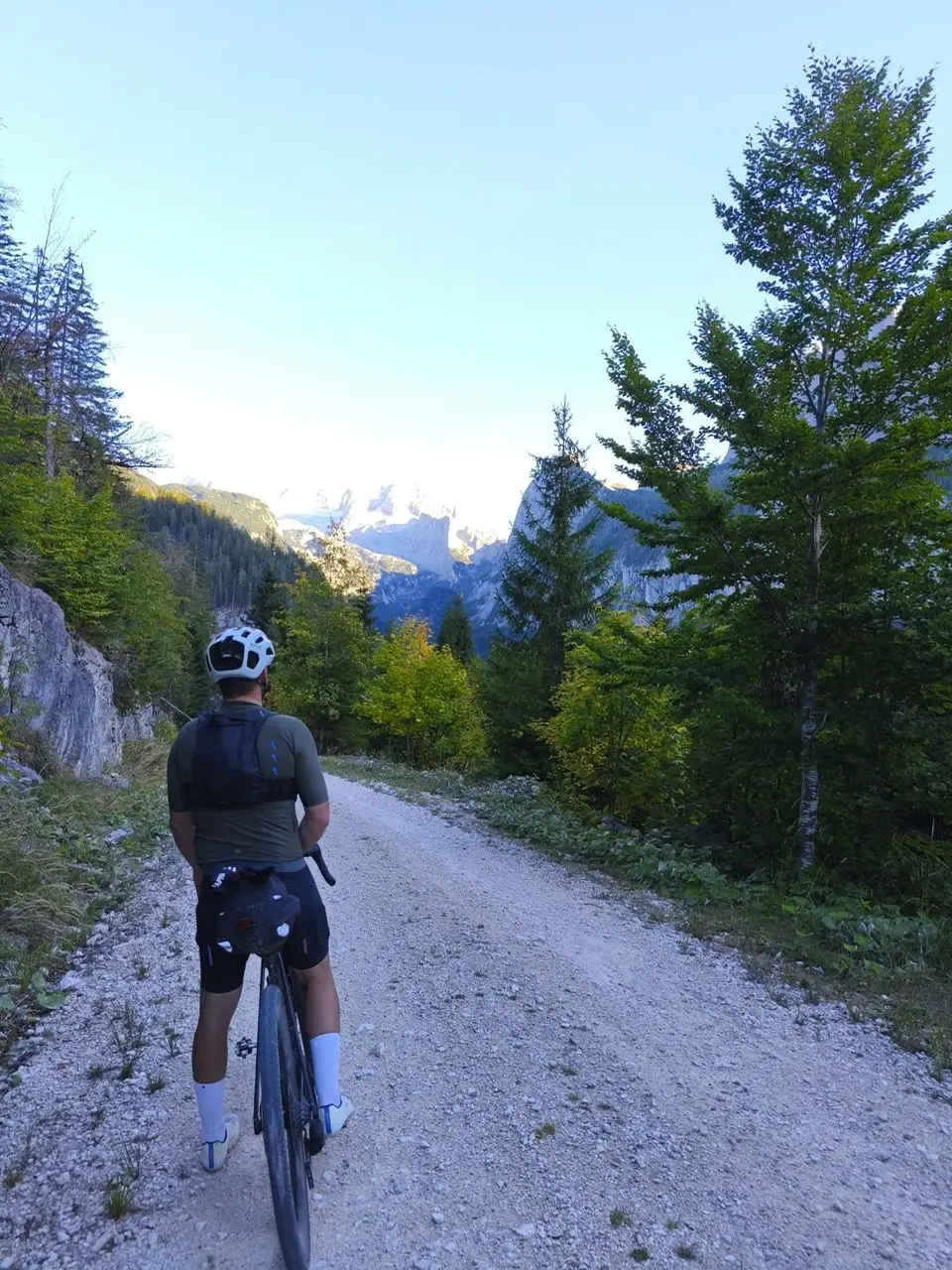 Bergab nach dem langen Anstieg vom Attersee Richtung Gosau, im Hintergrund der Dachstein.