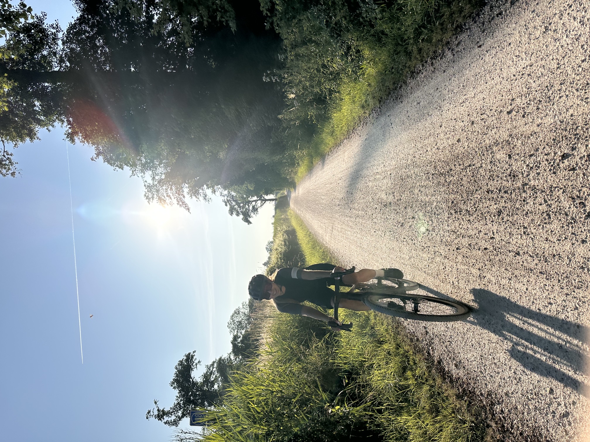 Goldenes Morgenlicht auf festem Kies — der Lohn fürs frühe Losfahren.